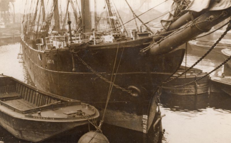  Finnish barque ALASTOR in the London docks. Photo A.R.S. 
Cat1 Ships and Boats-->Merchant -->Sailing
