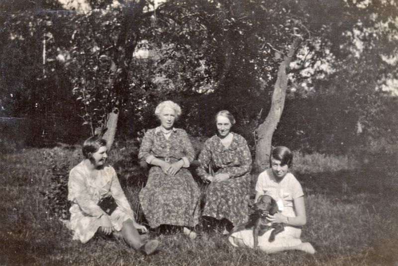 Hyam family of Peldon. L-R Nora, Edith, Eliza and Gwen. 
Cat1 Places-->Peldon-->People