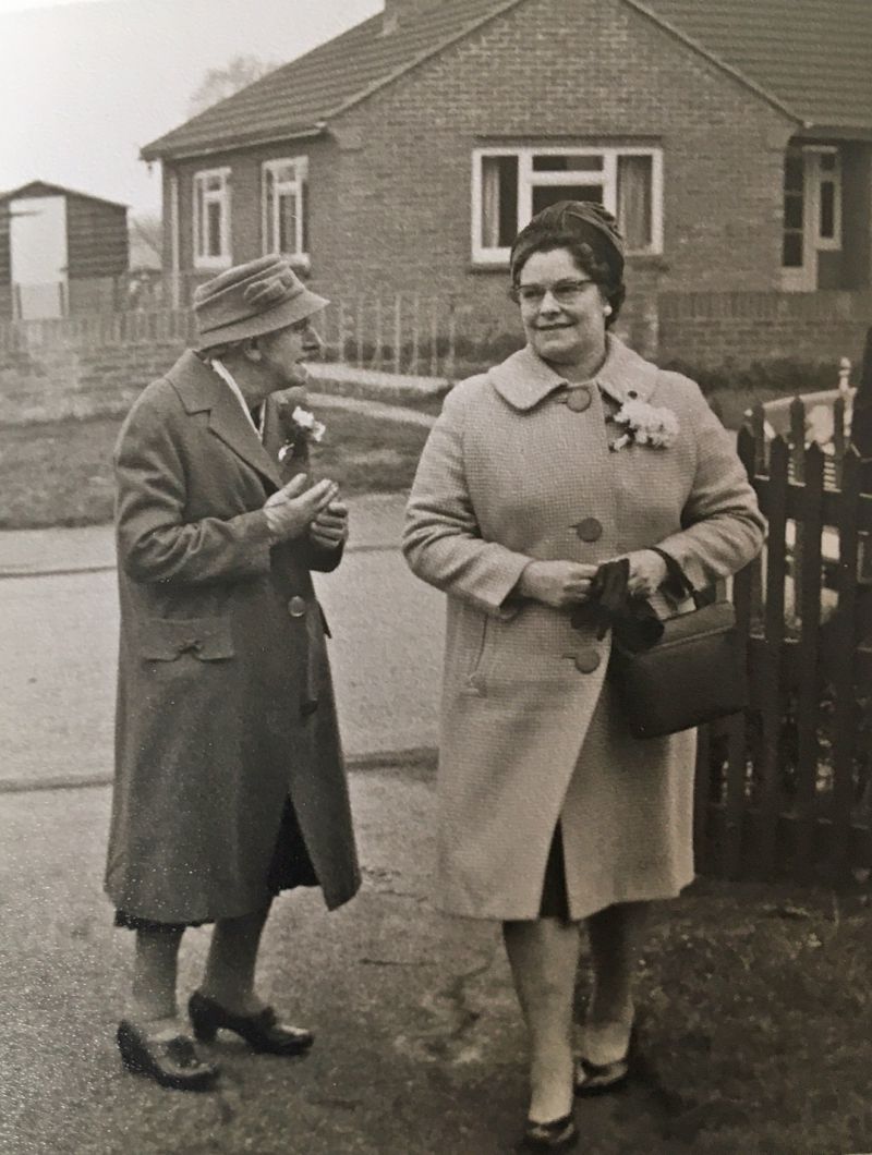  Minnie Woolf and daughter in law Win. Guests arriving for the Wedding of Miriam Bacon and John Goody at the Assembly Hall, West Mersea. 
Cat1 Families-->Other