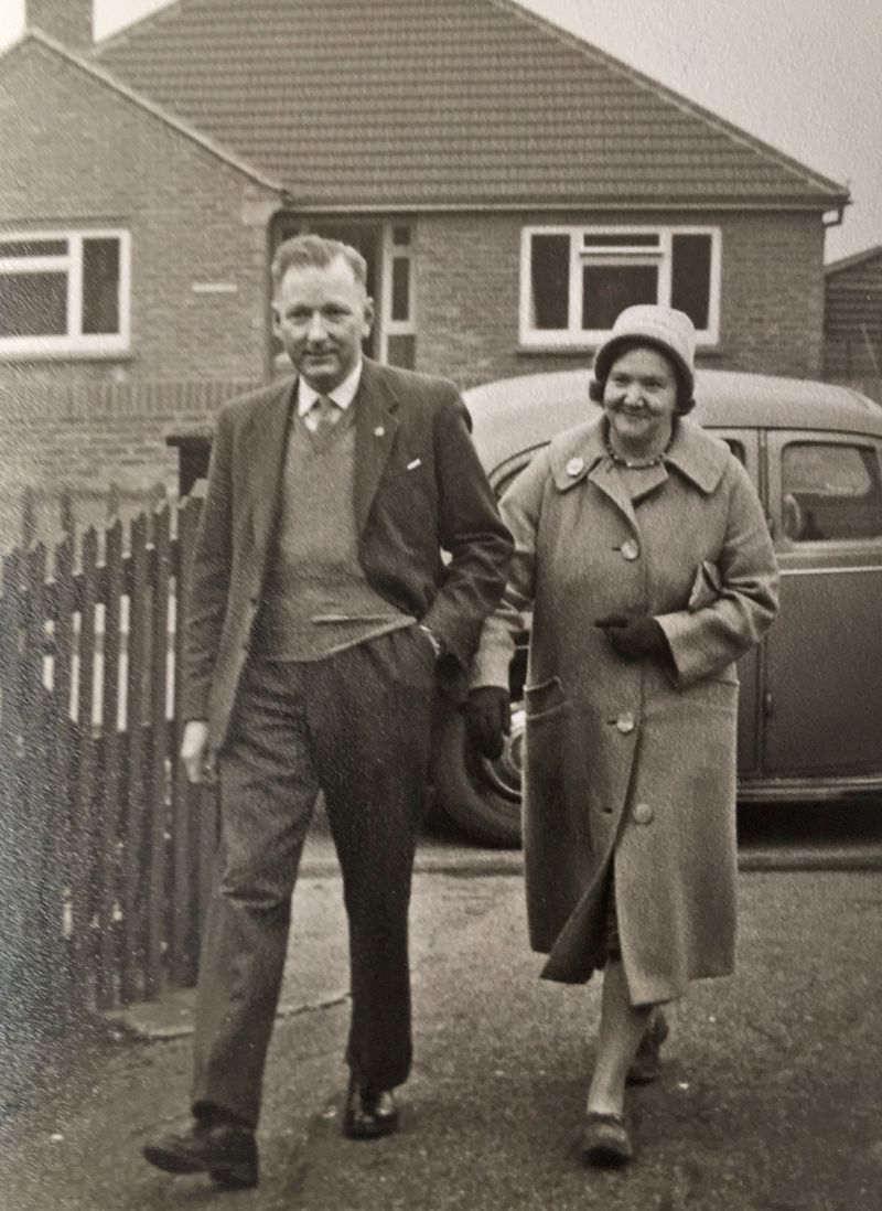  Mr & Mrs Hardy Weaver. Guests arriving for the Wedding of Miriam Bacon and John Goody at the Assembly Hall, West Mersea. 
Cat1 Families-->Other
