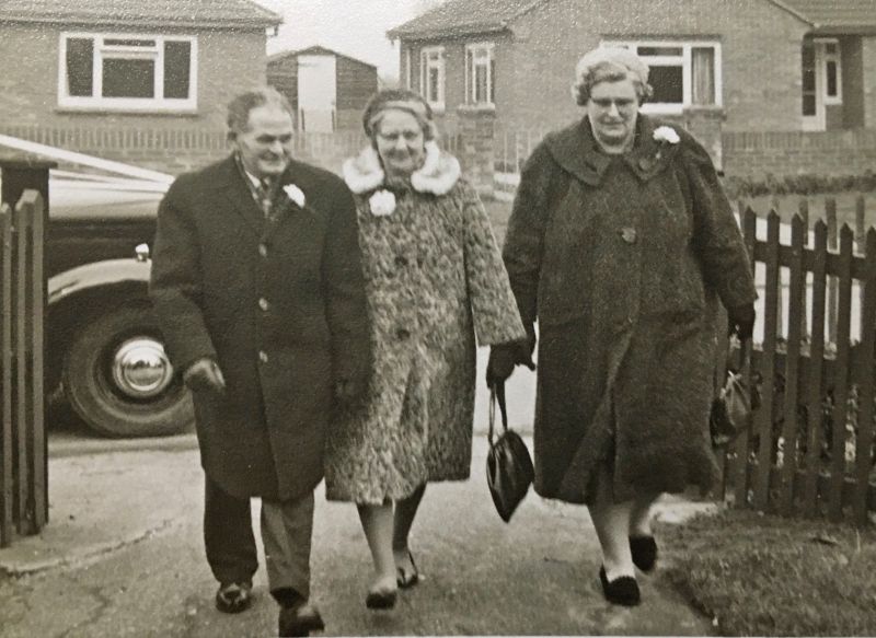  Percy and Edna Bacon and Mary Jaggard. 
Guests arriving for the Wedding of Miriam Bacon and John Goody at the Assembly Hall, West Mersea. 
Cat1 Families-->Other
