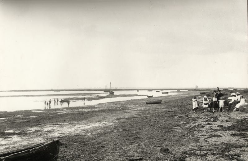  Looking towards Buzz'n from Monkey Beach. Another copy of this postcard was mailed 19 August 1920 
Cat1 Mersea-->Beach
