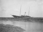 87. ID PBIB_CAL_001 Steam yacht CALA MARA in mud berth at Tollesbury. William Frost of Tollesbury was captain and the owner was Sir Richard Cooper. Date not known.
Steam yacht ...
Cat1 Tollesbury-->Woodrolfe Cat2 Yachts and yachting-->Steam
