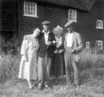 11720. ID WLD_OPA_235 Weir Farm. Father, Ethel Riches, Charlie, Maud Marriage née Newham.
Cat1 People-->Other Cat2 Families-->Lord / Marriage
