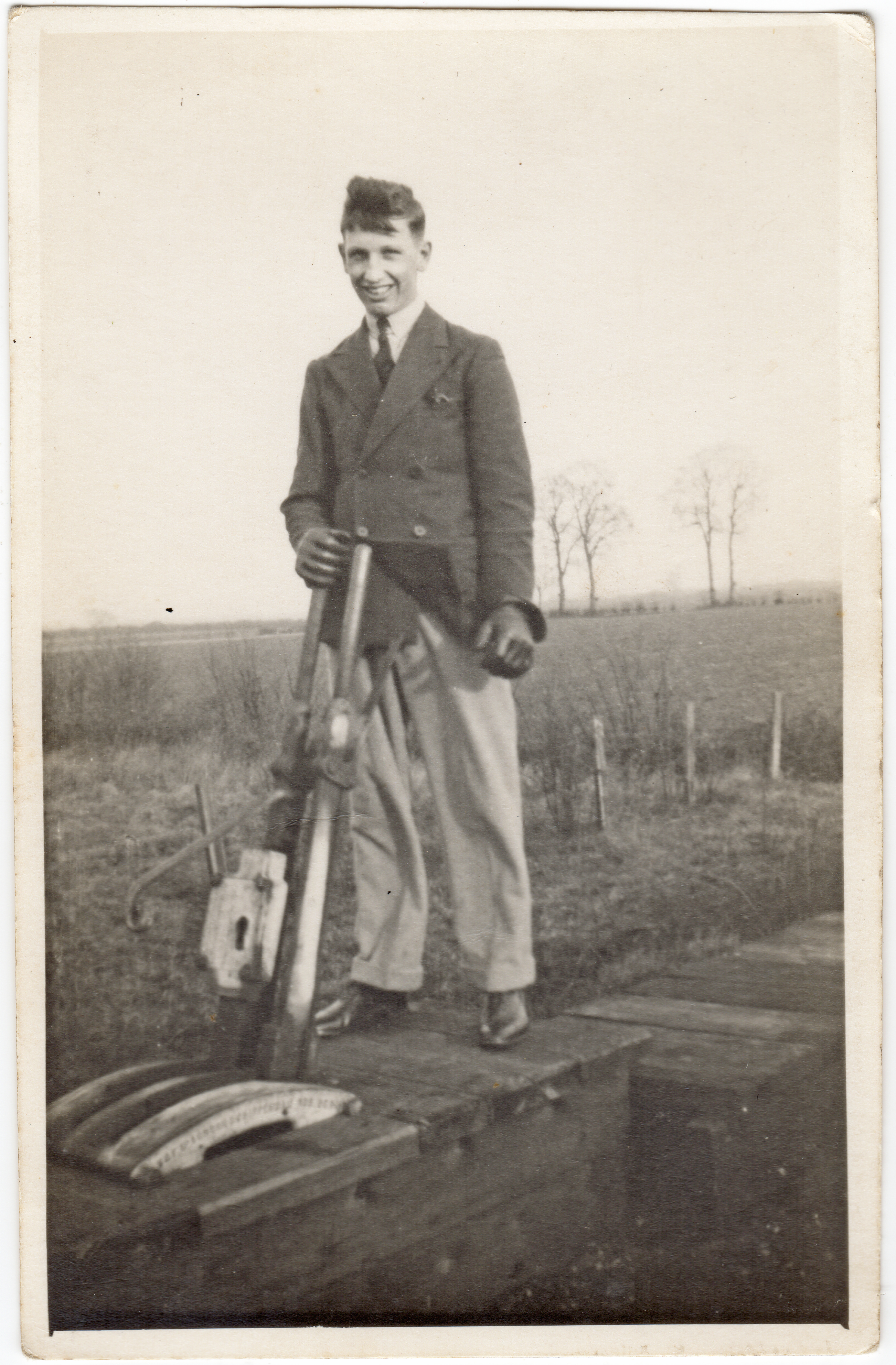 128. ID OJR_273 Edgar Reynolds working on the railway ? Photograph donated by Pat Milgate
Cat1 Places-->Peldon-->People