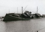 16. ID HAD01_016 Houseboat SEAHORSE after the 1953 Floods.
Cat1 Disasters and Mishaps-->on Land Cat2 Mersea-->Coast Road Cat3 Mersea-->Coast Road Cat4 Mersea-->Houseboats